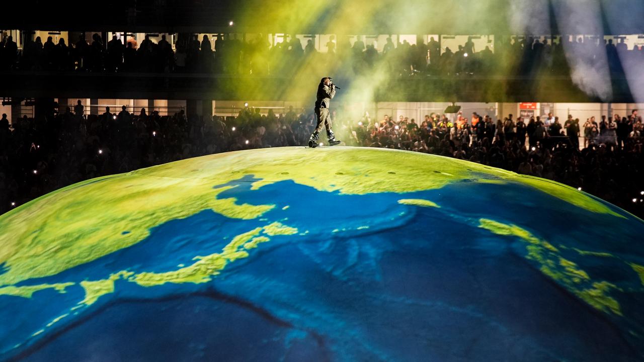 Kanye West stuns massive crowd in globe-lit Istanbul debut (Photos)