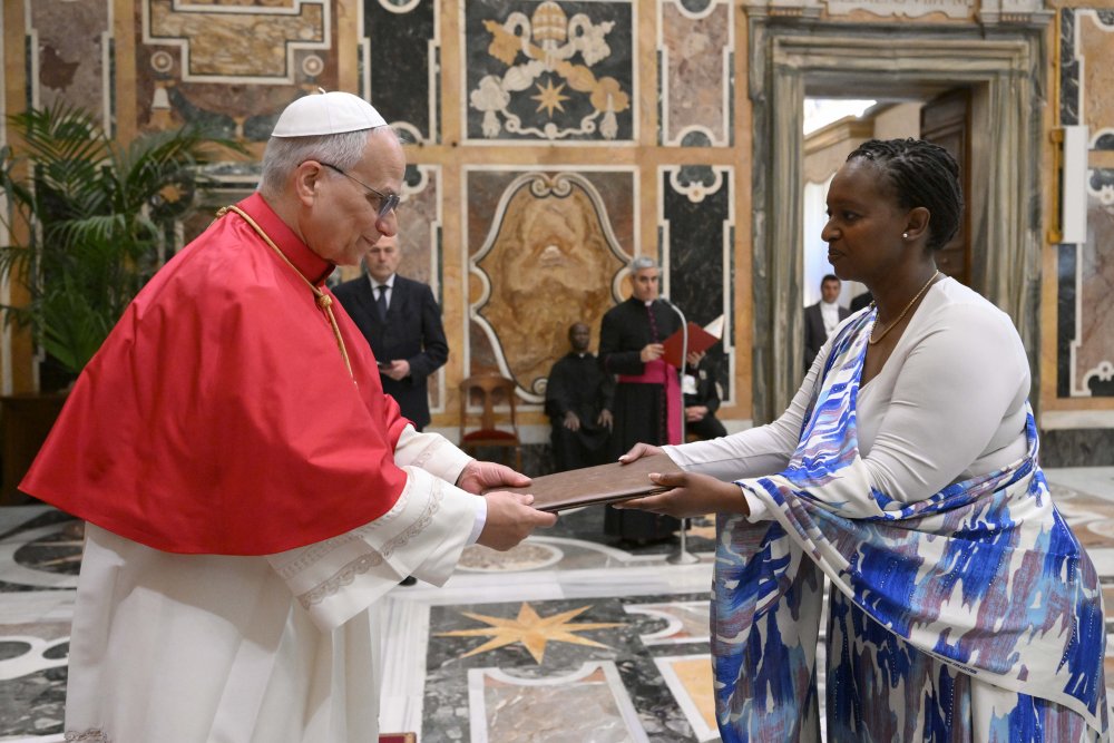 Amb. Urujeni Bakuramutsa presents letters of credence to Pope Leo XIV