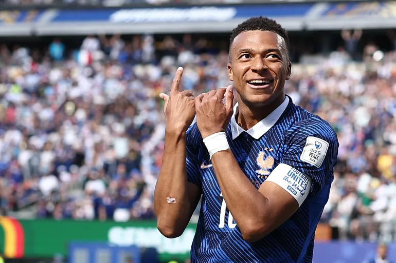 Mbappé shines as France beat Senegal 3–1 in World Cup opener