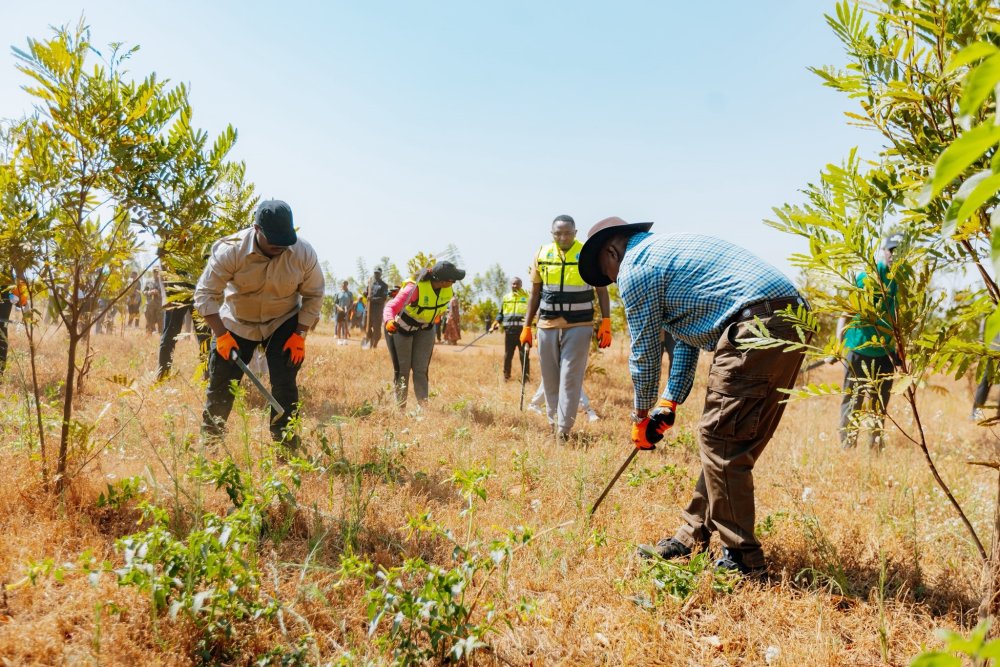 Former Botswana president Masisi joins Rwandans in monthly community work