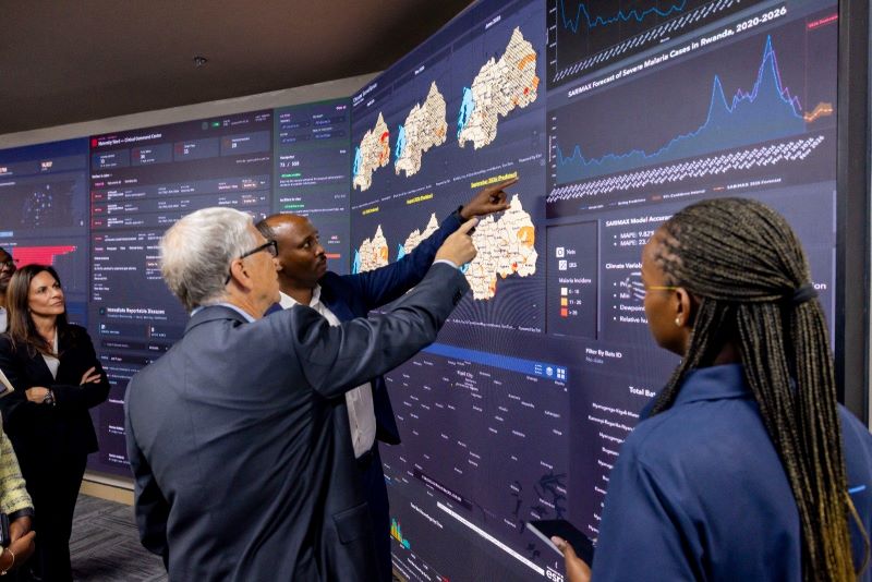 Bill Gates explore les innovations numériques du Rwanda dans le secteur de la santé