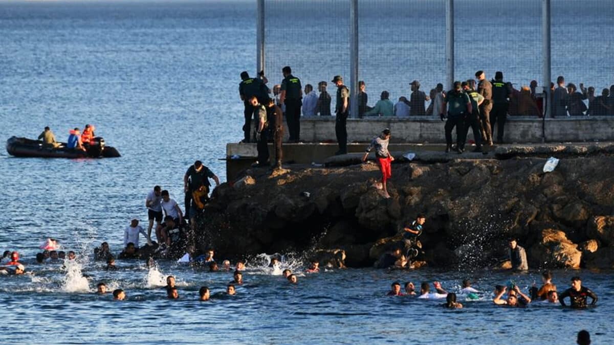 Espagne : Des centaines de migrants traversent à la nage depuis le Maroc