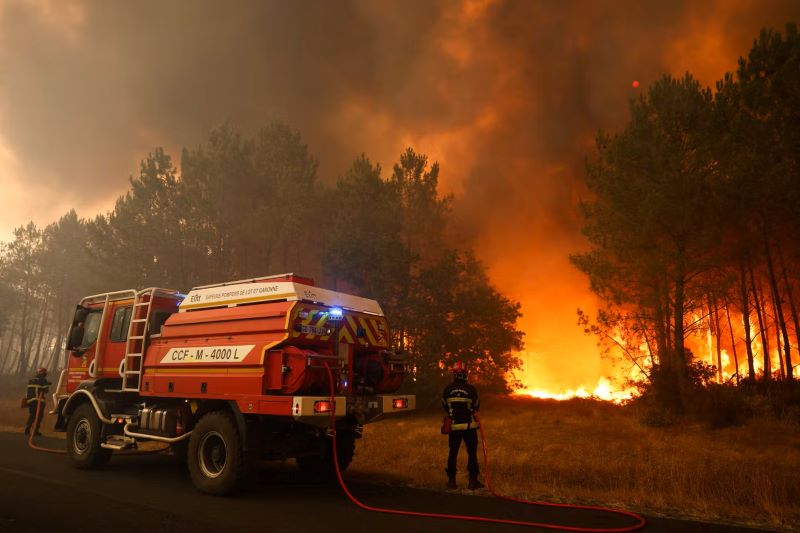 France : l'incendie en Gironde ravage 14.000 hectares et entraîne plus de 110.000 évacuations (ministre de l'Intérieur)