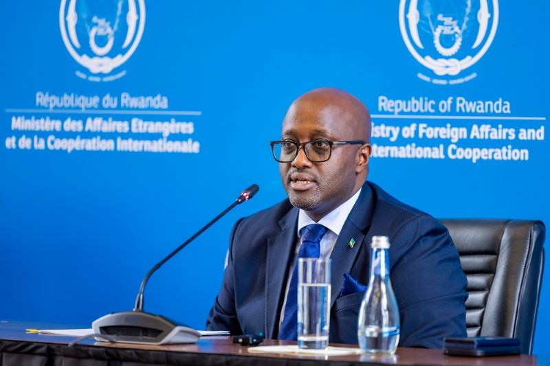 Le ministre Nduhungirehe rejette les accusations de Ndayishimiye sur l’extradition des suspects du putsch de 2015