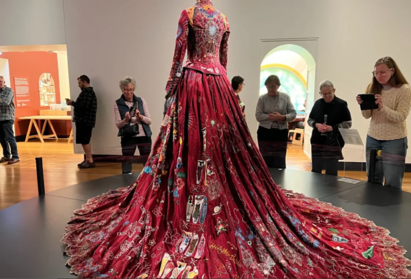 « The Red Dress » : le Rwanda au cœur de la plus grande œuvre de broderie collaborative au monde