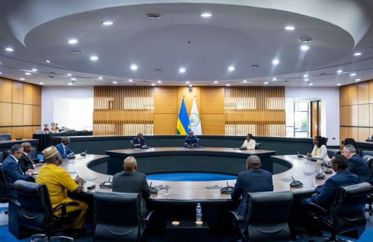Le Président Kagame échange avec des acteurs du secteur privé sur les paiements numériques en Afrique
