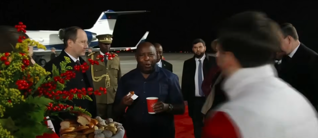 Perezida Ndayishimiye yakirijwe icyayi n’umugati ku kibuga cy’indege mu Burusiya
