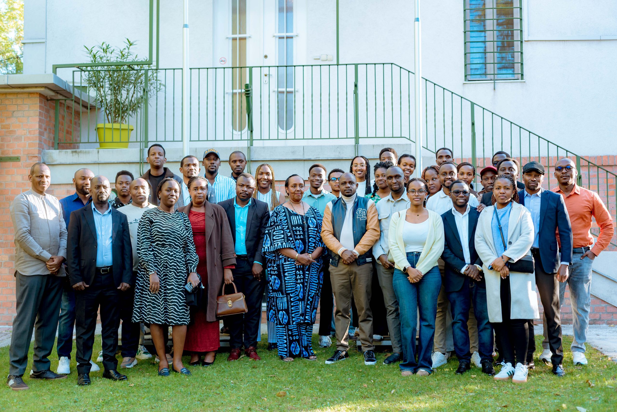 Ambasaderi w’u Rwanda yakiriye abanyeshuri 14 bagiye kwiga muri Hongrie