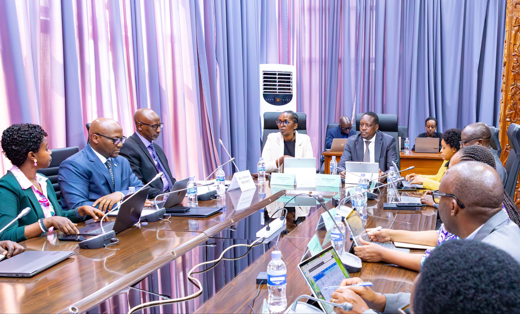 MINEDUC yasobanuye ingamba zo gukumira amakosa mu bitabo by’amashuri