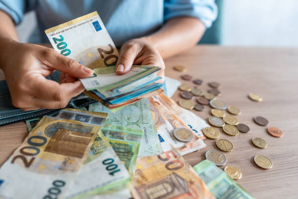 Bagiye kubikuza kuri banki bahabwa ayikubye inshuro 10, bayasubije bahembwa bombo