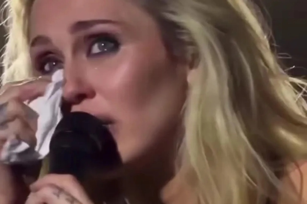 Miley Cyrus yahagaritse igitaramo cye ararira