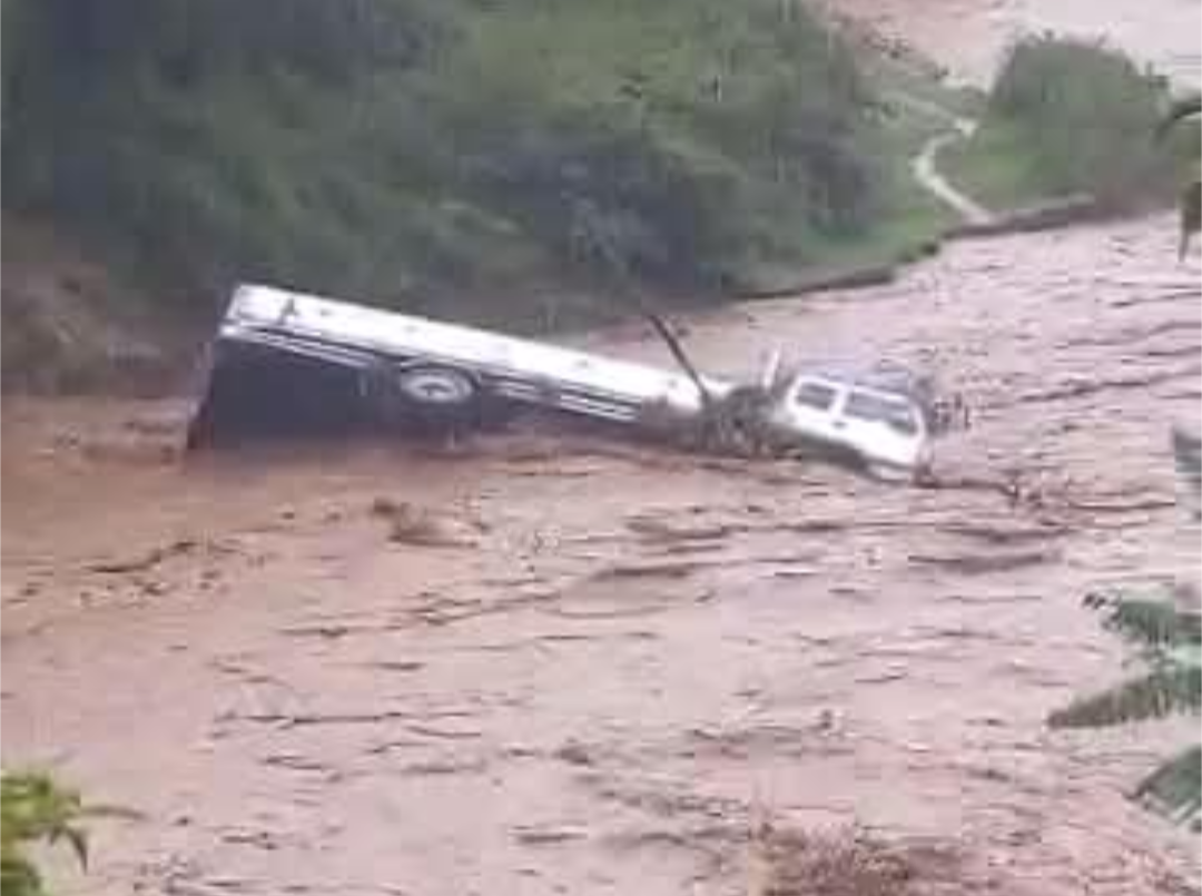 Rutsiro: Ikamyo yatwawe n'umugezi