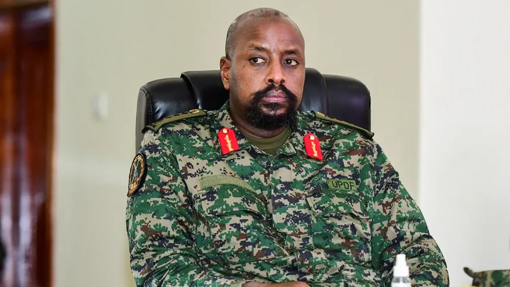Gen Muhoozi yahinduye ubuyobozi bw’iperereza rya gisirikare, Lt Gen Elwelu ashinjwa kwigomeka