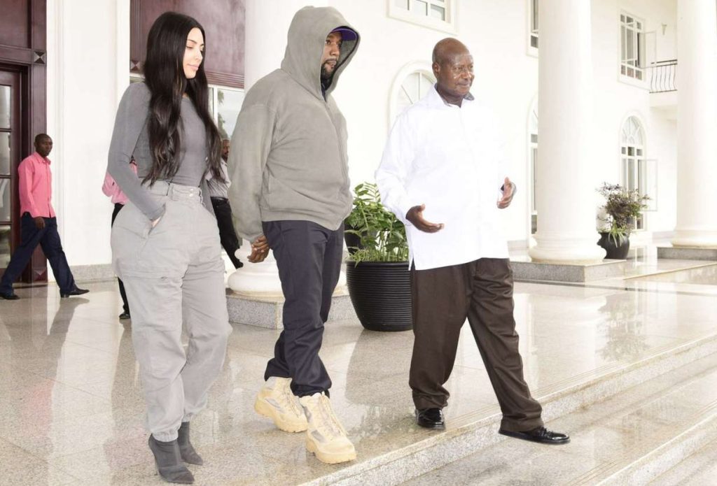 Hahishuwe uko Kim Kardashian yafatiweho imbunda  muri Uganda