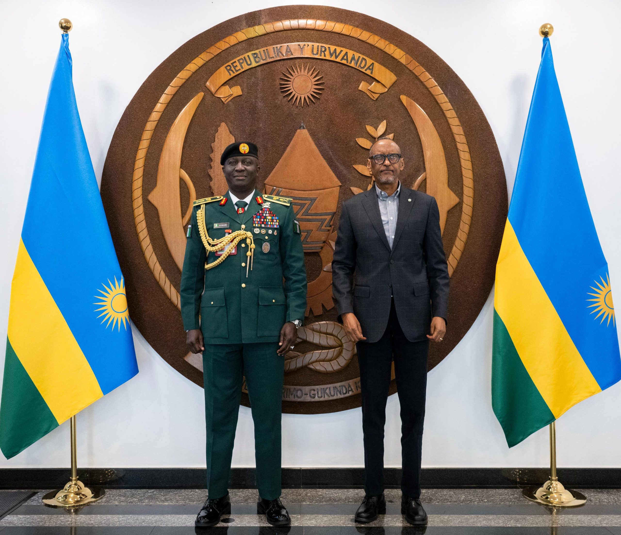 Perezida Kagame yaganiriye n’Umugaba w’Ingabo za Nigeria zirwanira ku butaka