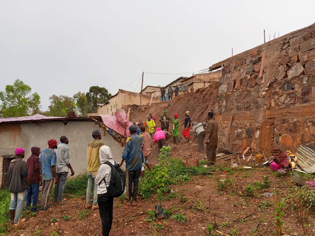 Kigali: Abantu batatu barimo abana b’impanga bagwiriwe n’inzu bahita bapfa