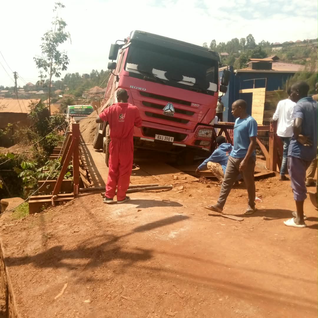 Umuhanda uhuza Gasabo na Rulindo wafunzwe, ikiraro gishaje gitungwa urutoki